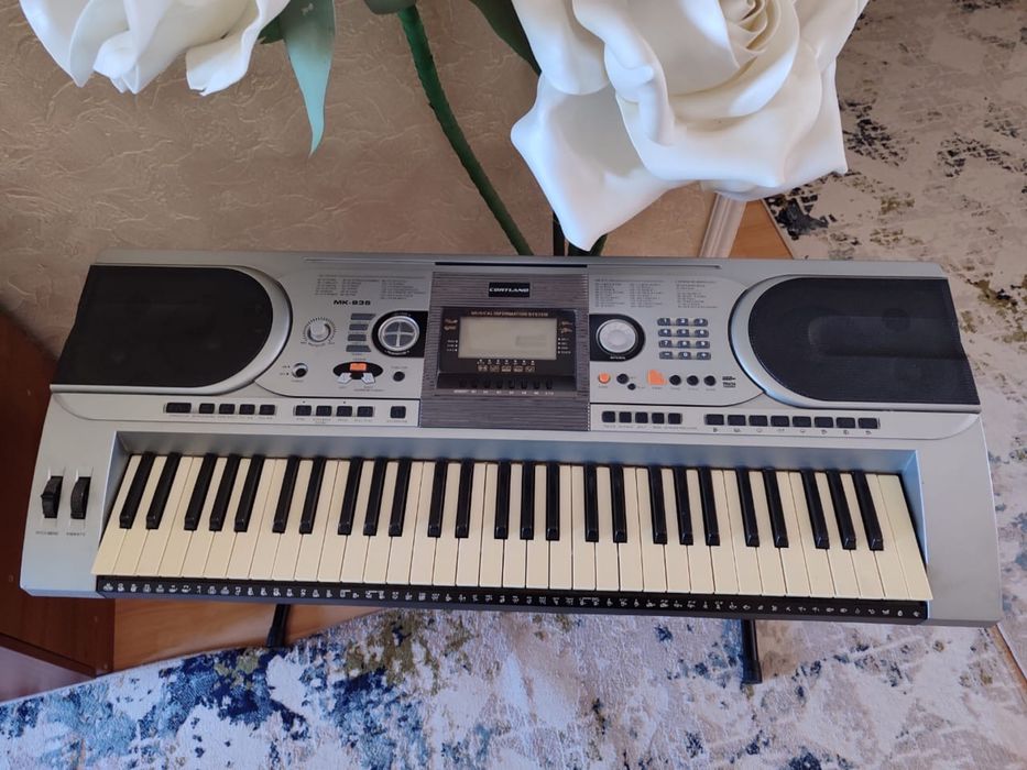 Продам СИНТЕЗАТОР МК 935 б/у Почти новый