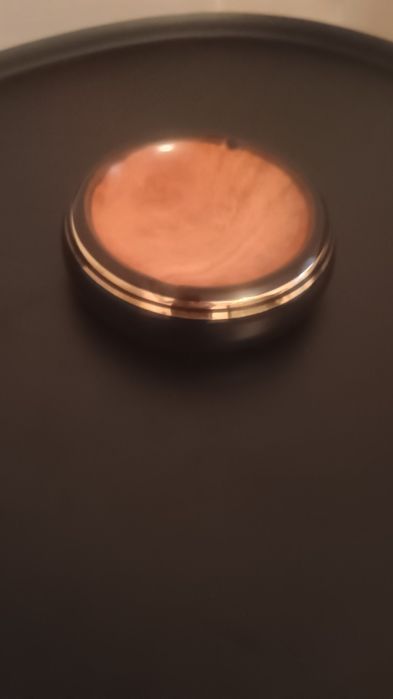 Scrumieră  elegantă nouă.