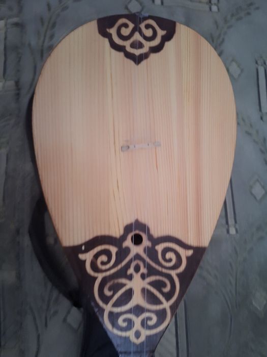 Продам домбыру,с чехлом!