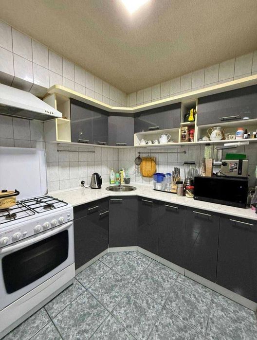 Продам 3 ком Кирпич на метро Мирор