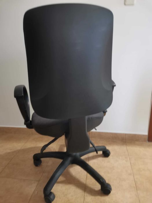 Офис стол с работещи механизми