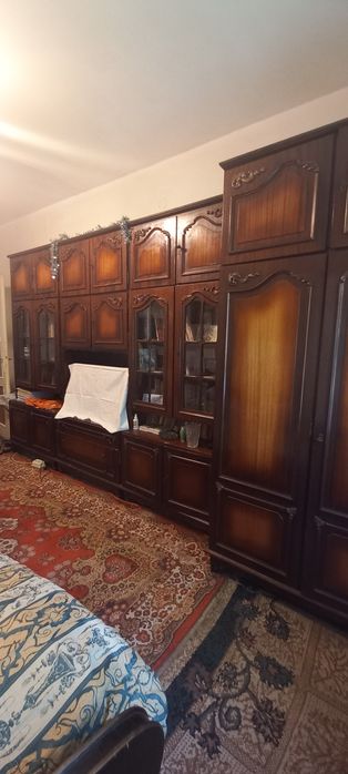 Vând biblioteca din lemn masiv