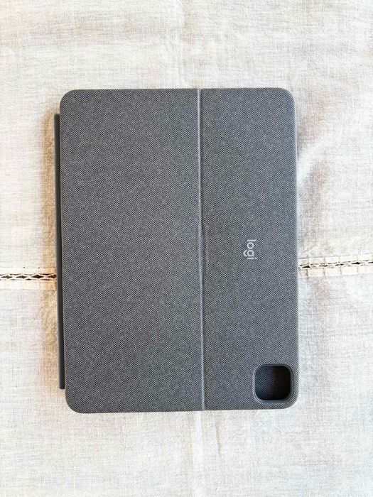 Logitech Folio Touch клавиатура с тъчпад за iPad Pro 11” - Отлично състояние