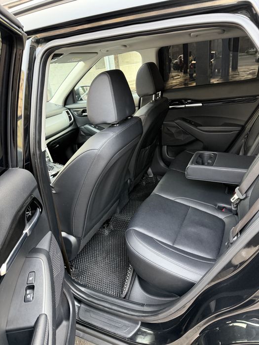 Kia seltos 2024 sotiladi. Rangi qora lyuk bor full.