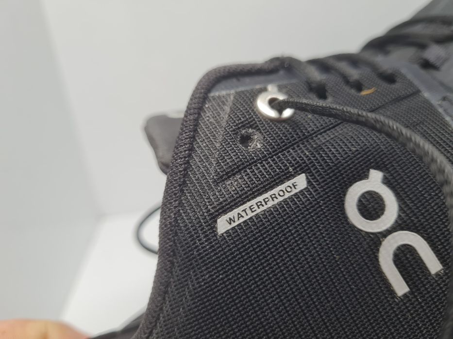 Маратонки ON Waterproof 

Носени,но в добро състояние без забележки.