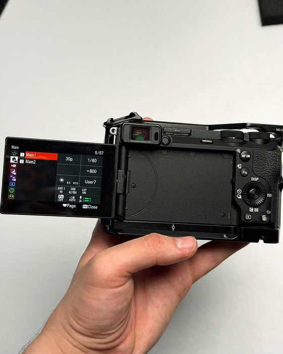 Sony A6700 (full box) + Cage SmallRig