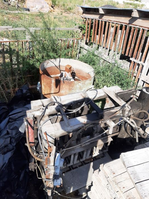 Продам пескаблочный станок срочна.