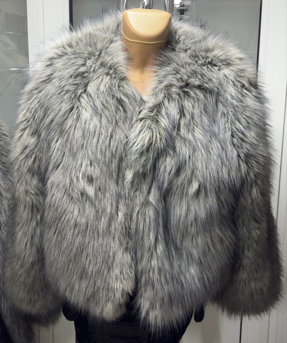 Късо дамско палто от изкуствена кожа в сив цвят