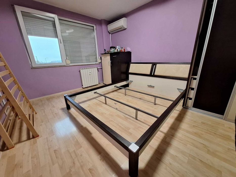 Спалня с подарък под матрачни рамки