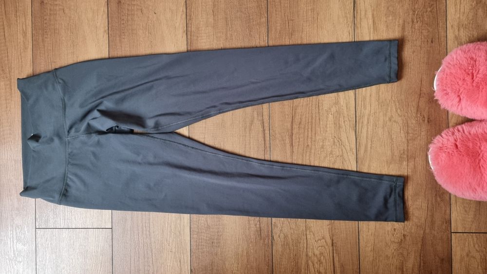 Клин за спорт adidas. Размер S. Продавам го, защото ми е голям..