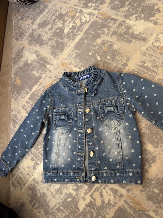 Джинсовая курточка на 3 года. В отличном состоянии.