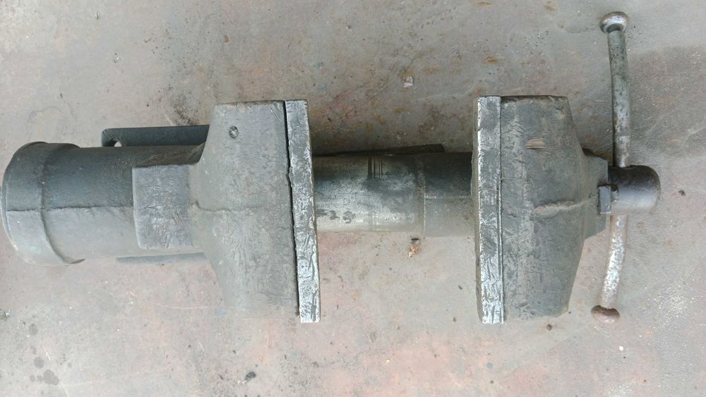 ПРОДАМ слесарные тиски