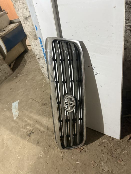 Продам решетку радиатора от Toyota Land Cruiser Prado J120