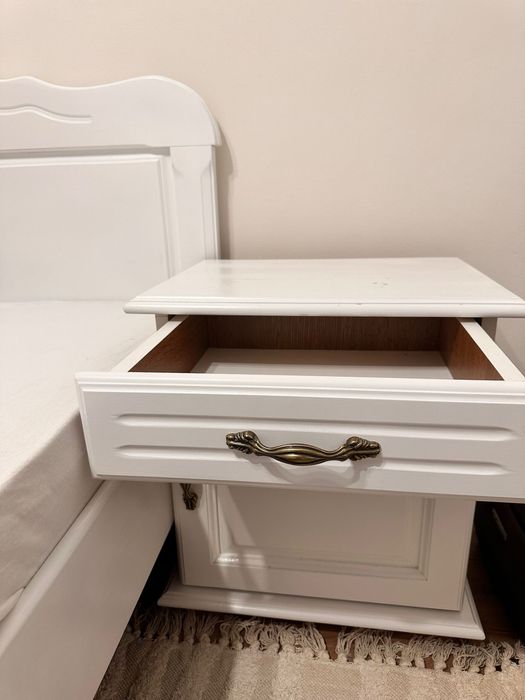 Pat din lemn de fag masiv– 140 x 200 cm, cu noptiere și saltea