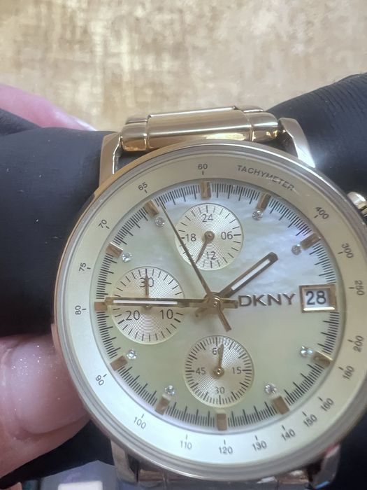 Продам часы DKNY
