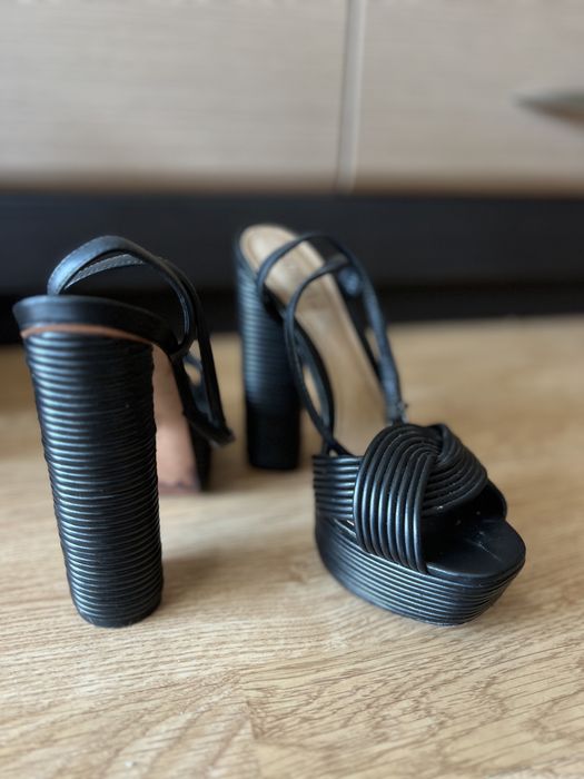 Обувки на ток Guess