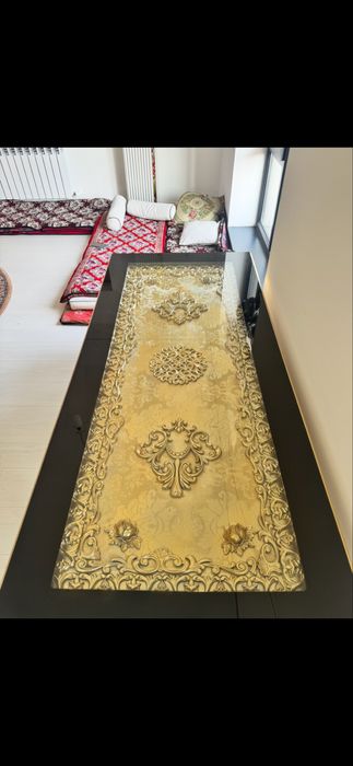 Диван стол и пуховики 3 шт В отличном состояние