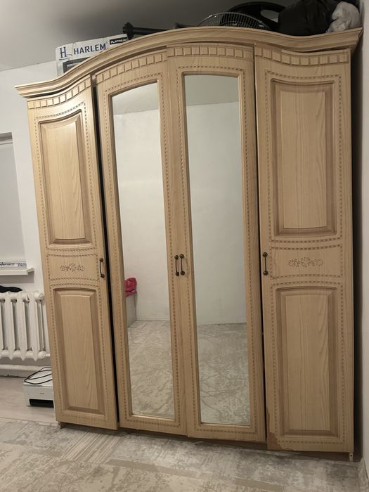 Продаётся шкаф. Цена — 10 000 тенге.