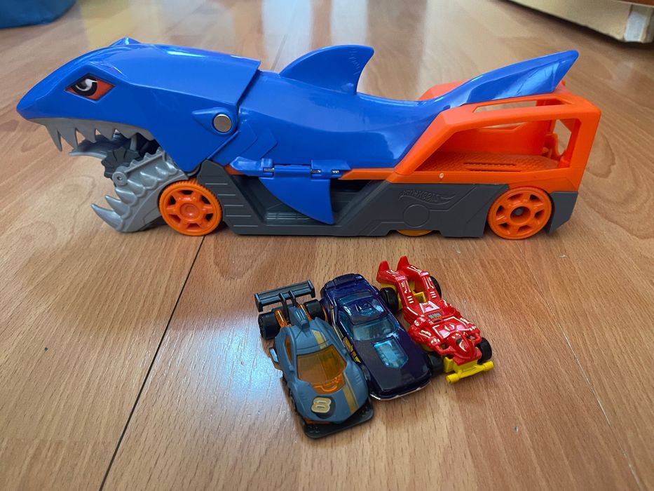 Играчка Hotwheels shark transporter-3 броя колички