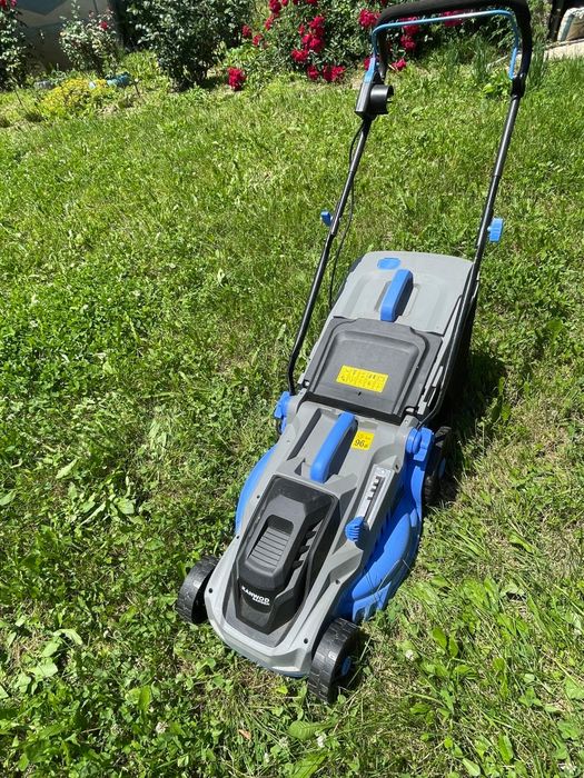 Mașină electrică de tuns gazon