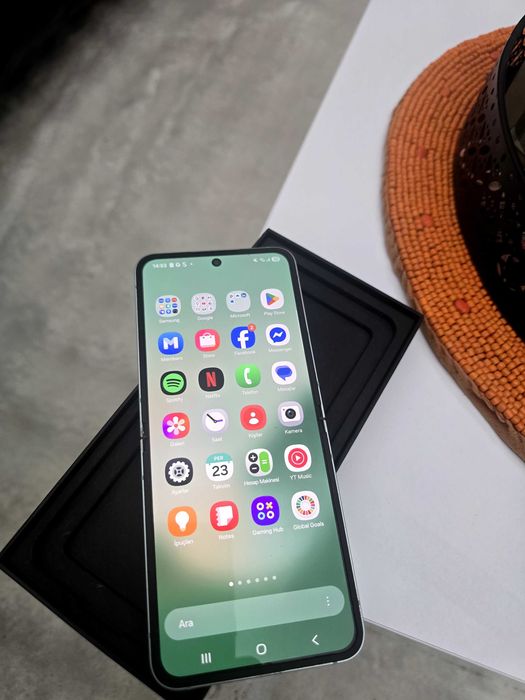 Samsung galaxy Z Flip 6  телефон