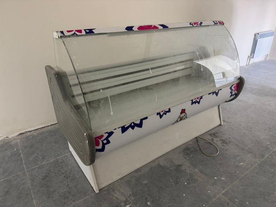 Продам витринный холодильник