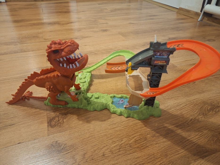 Четири етажна писта за коли и писти HotWheels