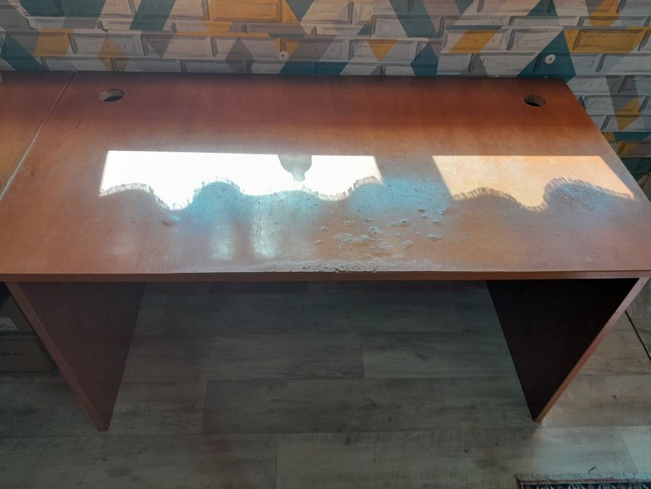 Универсальные,деревянные столы.