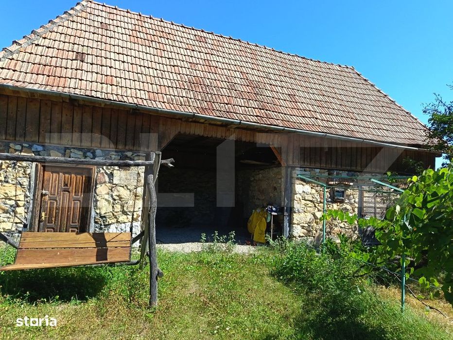 Casa 2 camere, 1040 mp, zona Petresti de Jos