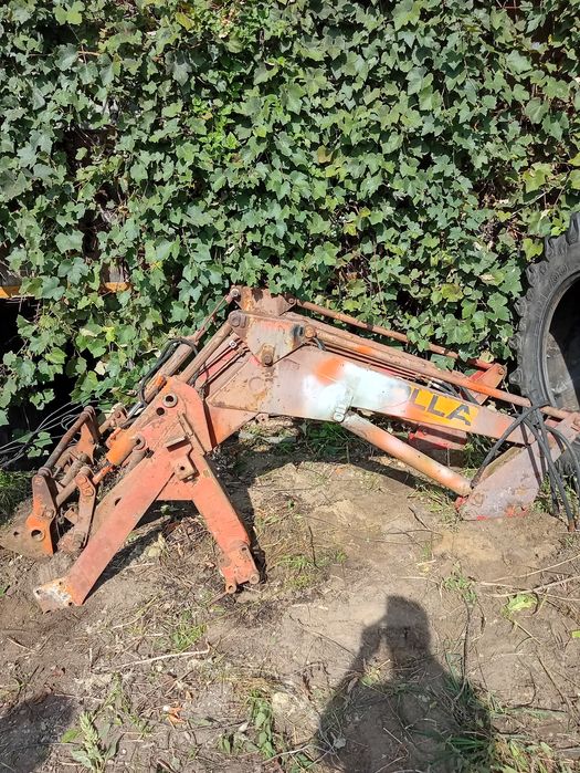 Încărcător frontal și suporți de prindere