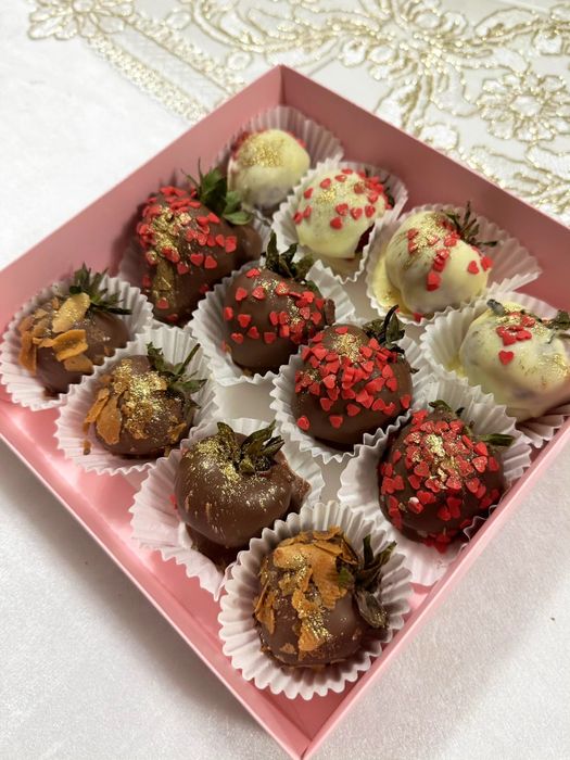 Клубника и фрукты в шоколаде