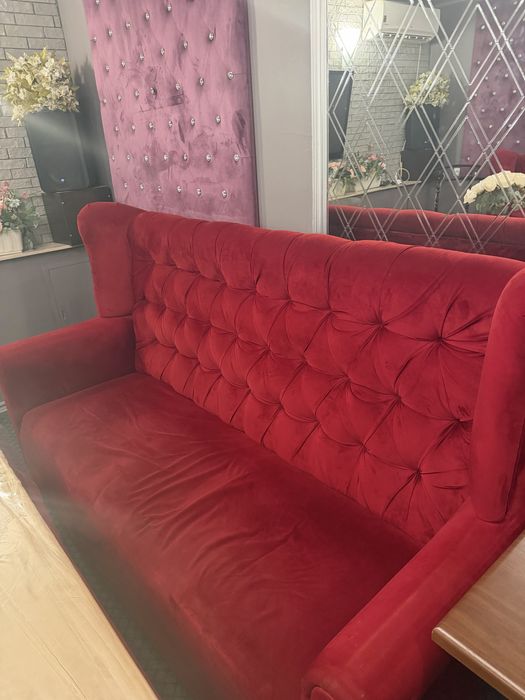 Продам диван для кафе и стол
