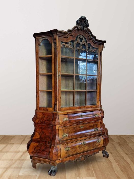 Разкошен шкаф-витрина от орех в стил Барок