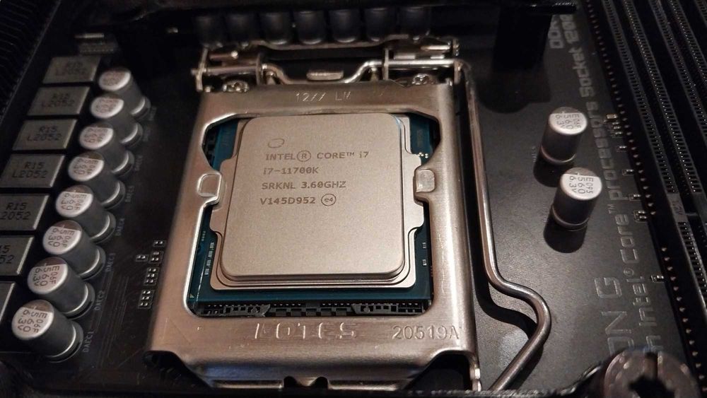 Процессор 11-го поколения Core i7 11700K. Старший из семейства i7.