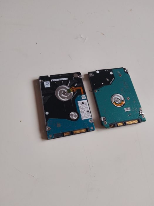 Vând două HDD-uri perfect funcționale cu Windows 10 intalat
