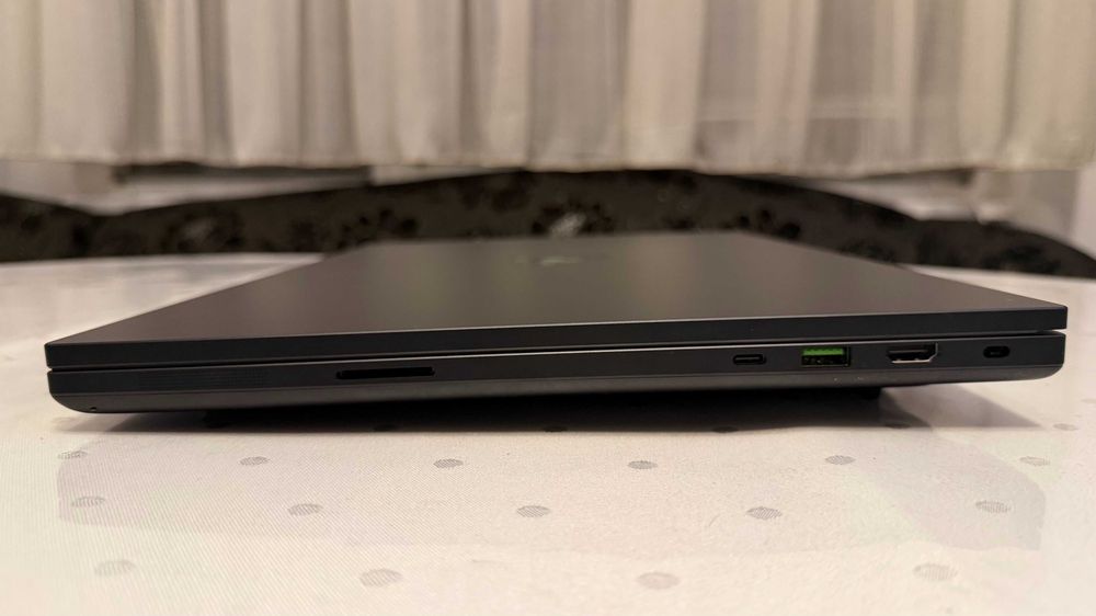 RAZER BLADE 18 2025 + Razer Basilisk V3 Pro 35K + Razer Gigantus V2