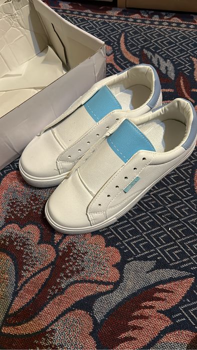 Кеды белые с голубой вставкой