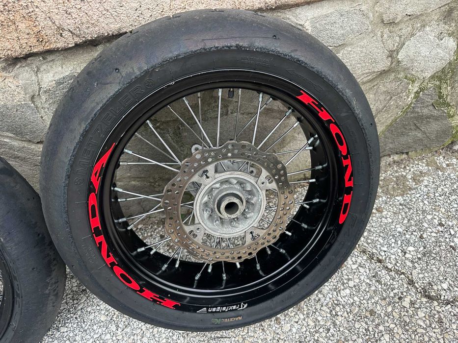 Супермото капли Honda CRF с преден апарат Brembo M50 и помпа 16x18