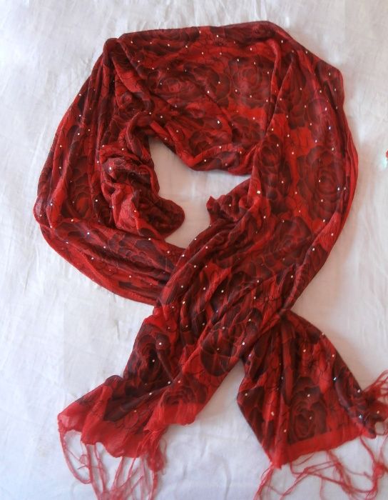 шал в червената гама с рози