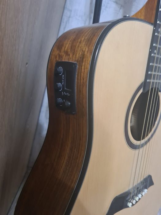 Продам акустическую гитару