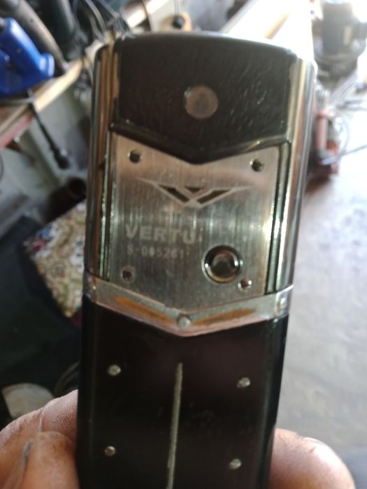 Продам телефон vertu.