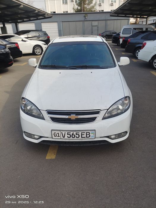 Gentra elegant plus сотилади