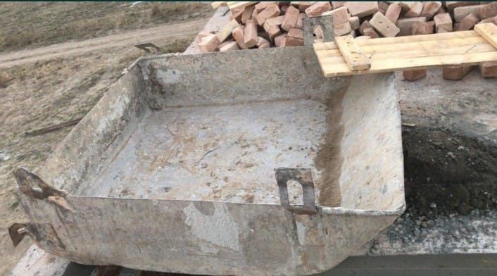 Бадья строительная. Бадья. Корыта