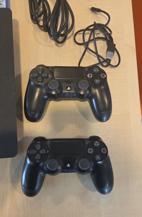 Ps4 playstation 4 + manete + 4 jocuri