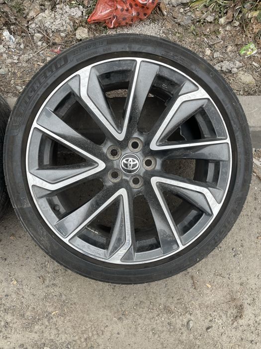 Оригинальные диски R18 на королла Е210.  Разболтовка 5*100.