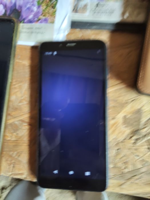 Vând telefoane mobile accesorii LG k20 și IHUNT S21 baterii solare