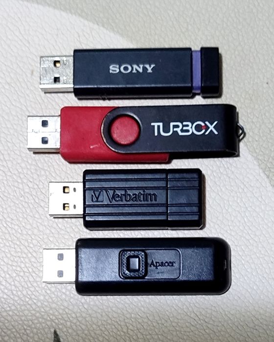 4 броя флаш памет по 4 гб ,  10 евро за всички