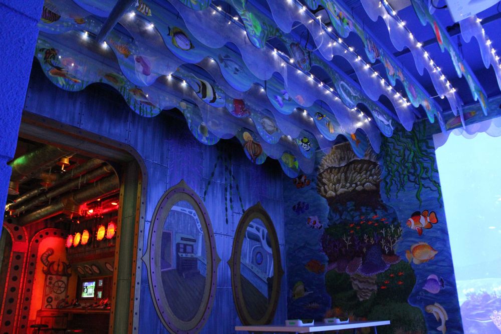 Pictura pe perete, mobilier, obiecte