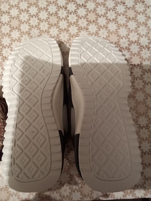 Продам мужские кроссовки