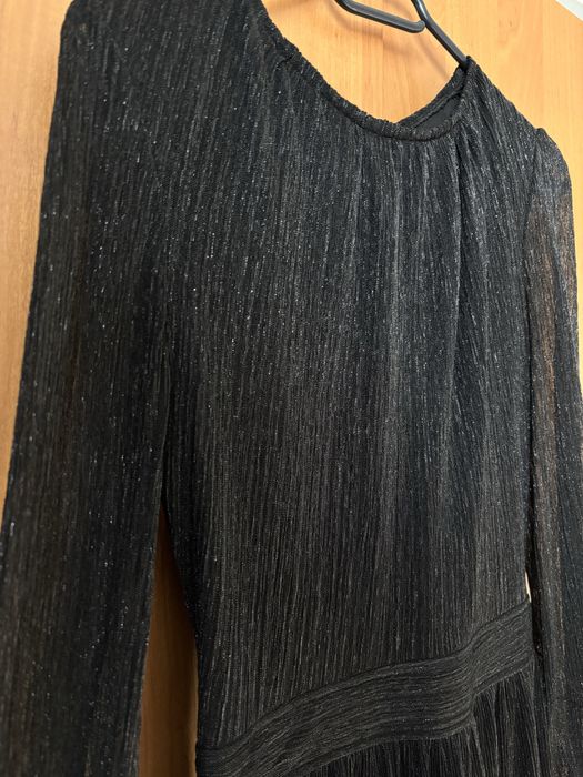 Елегантна черна рокля с дълъг ръкав